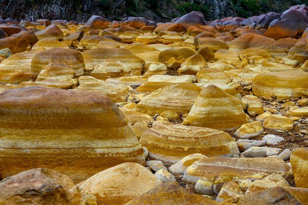 Orange Mineralformationen und Pfützen in Rio Tinto