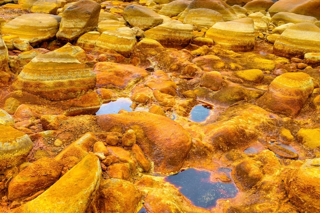 Orange Mineralformationen und Pfützen in Rio Tinto