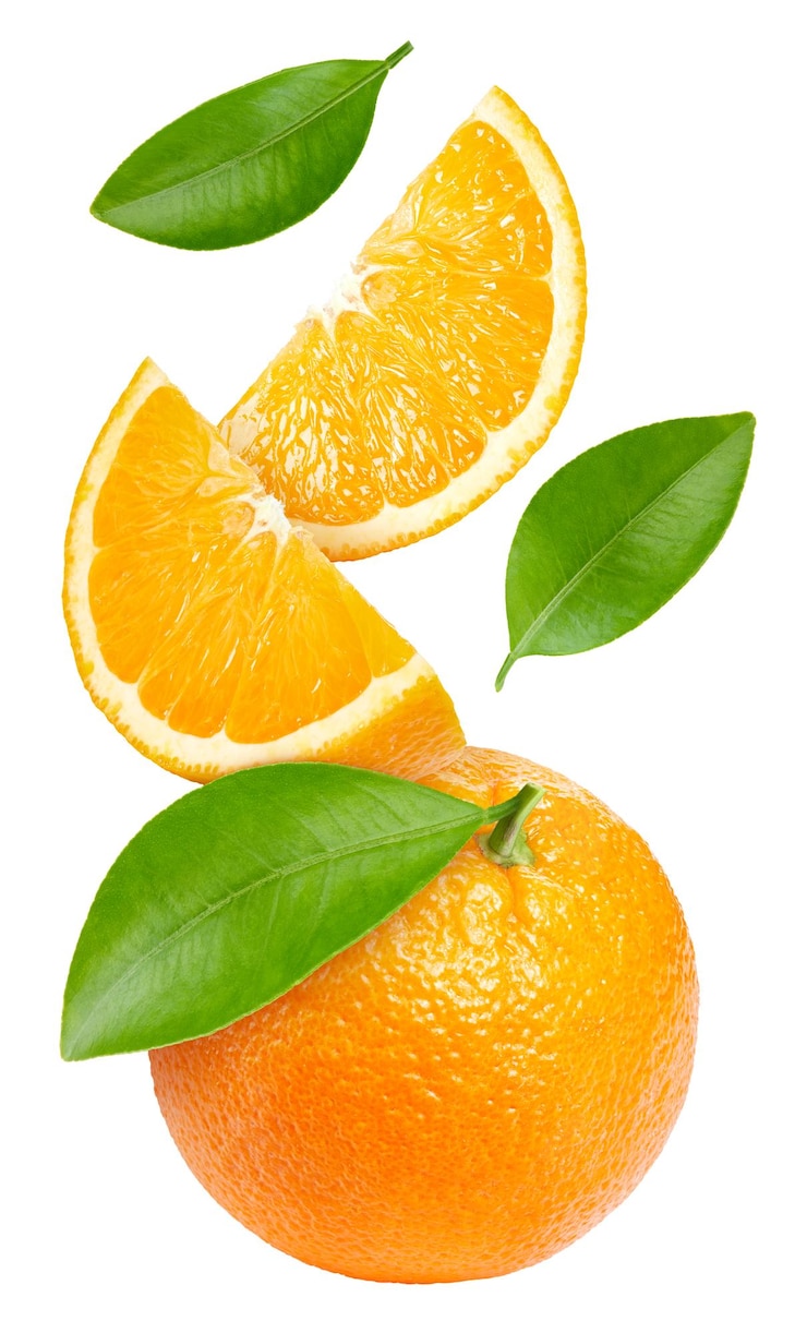 Foto orange mit einem blatt exotischer früchte mit isolierter scheibe auf weißem hintergrund, beschneidungspfad, volle schärfentiefe