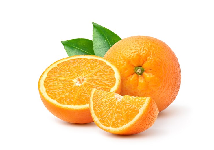 Foto orange mit halbiertem schnitt und grünen blättern, die auf weiß isoliert sind.