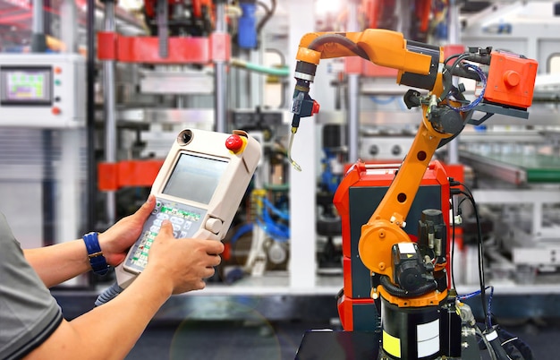 Orange modernes Robotersystem der Ingenieurprüfungs- und -steuerungsautomatisierung in der Fabrik, Industrieroboter.