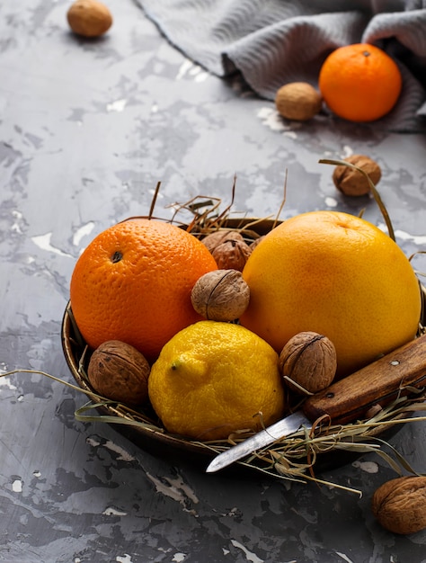 Orange, Pampelmuse und Zitrone auf konkretem Hintergrund