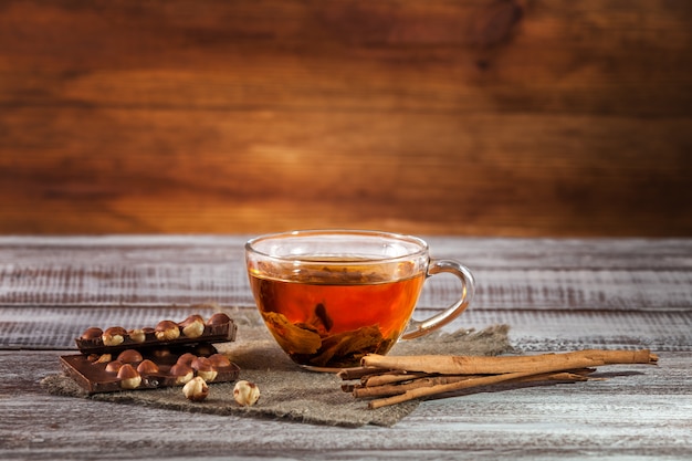 Orange-pekoe chocolate e capitão fino em uma mesa de madeira