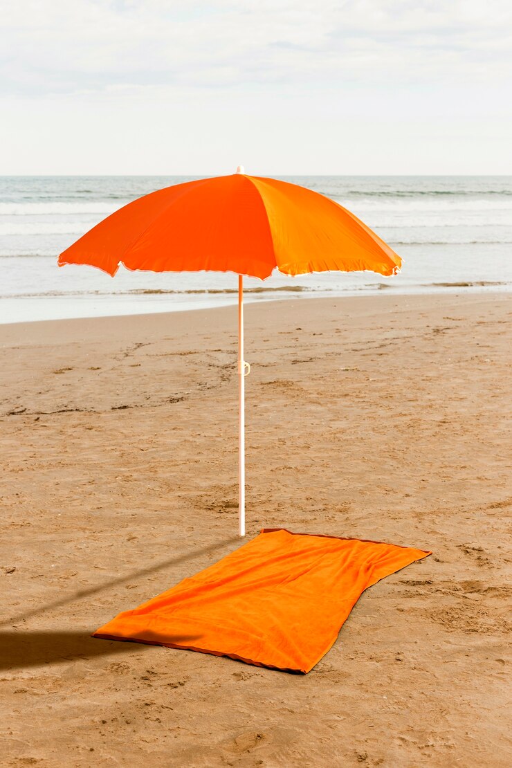Orange Regenschirm am Strand
