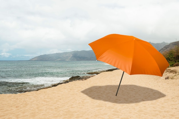 Foto orange regenschirm auf der strandcollage