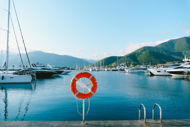 Orange Rettungsring auf Chrombasis, am Yachthafen in Porto Montenegro, einem Elitegebiet in Montenegro, der Stadt Tivat