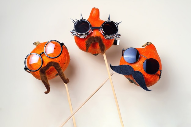Orange Rocker Kürbisse mit Gläsern und einem Schnurrbart Halloween-Konzept