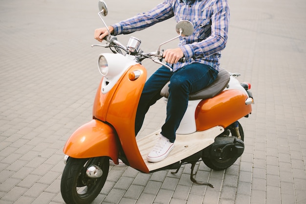 Orange Roller mit einem Fahrer in einer Stadt