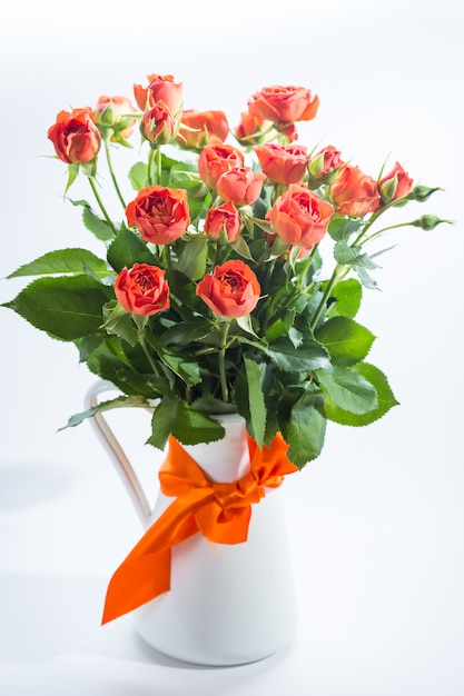 Orange Rosen in der Vase