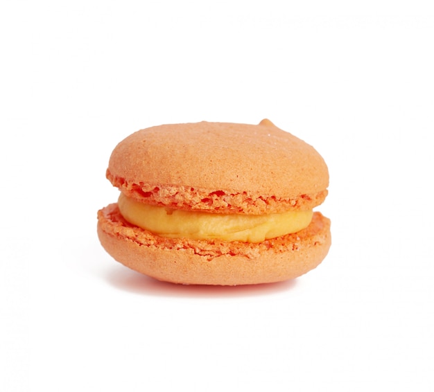 Orange runde gebackene Macaron auf einem weißen