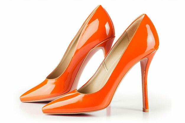 Orange Schuhe mit isolierter Ferse auf weißem Hintergrund