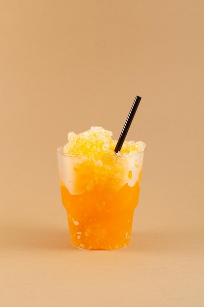 Orange Slushie-Getränk im Einweg-Plastikbecher Sweet Shaved Ice Spanische Frucht Granizado Eisgetränk