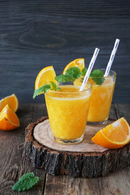 Orange Smoothie auf einem Holztisch