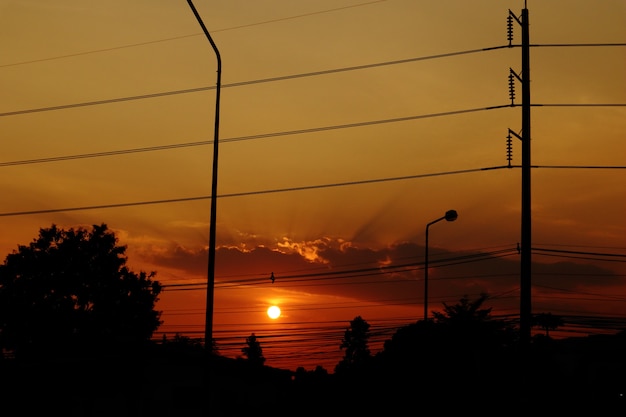 Orange Sonnenuntergang hinter dunklem Schattenbild der Stadt.