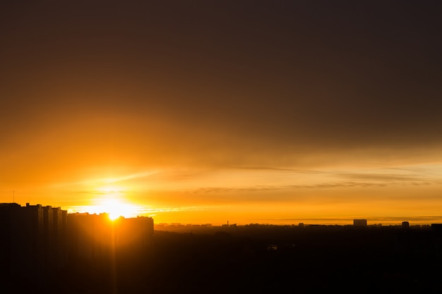 Orange Sonnenuntergang in der Stadt. Stadtlandschaft Silhouette