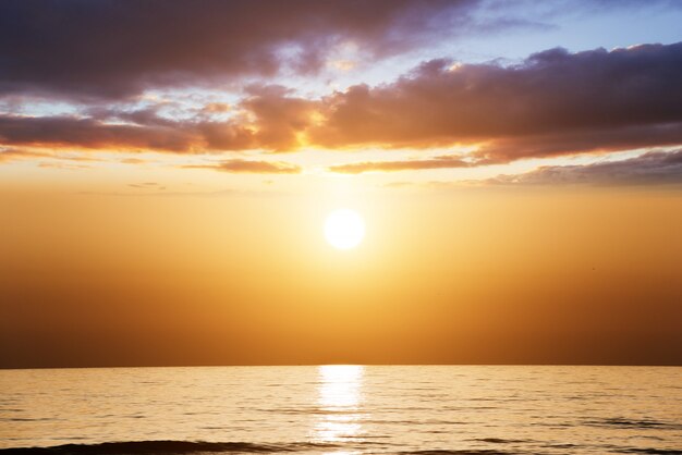 Orange Sonnenuntergang über dem Meer