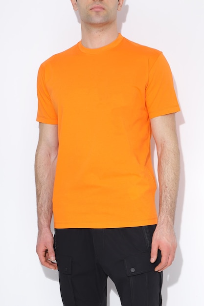 Orange T-Shirts für Männer Mockup Design-Vorlage Mockup