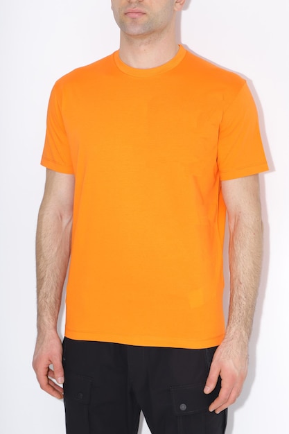 Orange T-Shirts für Männer Mockup Design-Vorlage Mockup