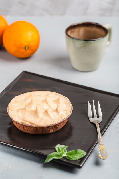 Orange Torte mit einem Tasse Kaffee auf einem hellen Hintergrund