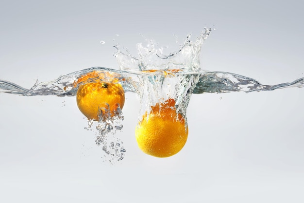 Orange und Grapefruit in Wasser