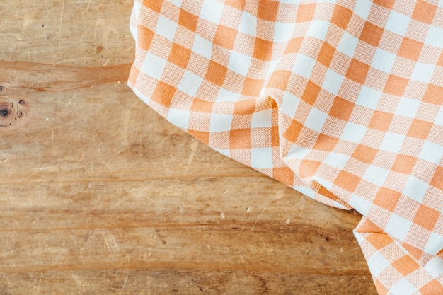 orange und weiß gestreiftes Hemd auf einem Holztisch