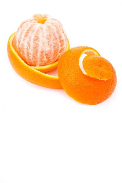 Orange von einer Orangenschale umgeben