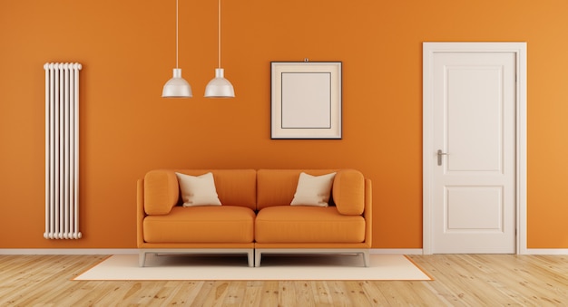 Orange Wohnzimmer mit Sofa und geschlossener Tür