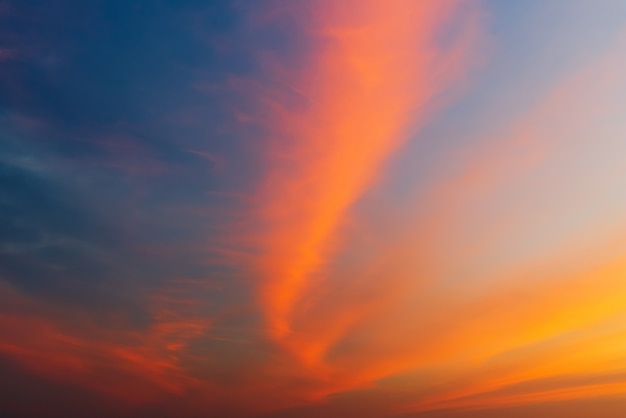 Orange Wolke und orange Licht der Sonne durch die Wolken mit Kopienraum