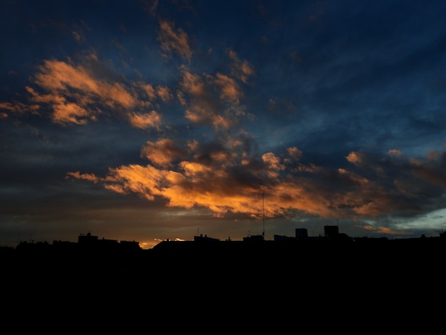 Orange Wolken bei Einbruch der Dunkelheit