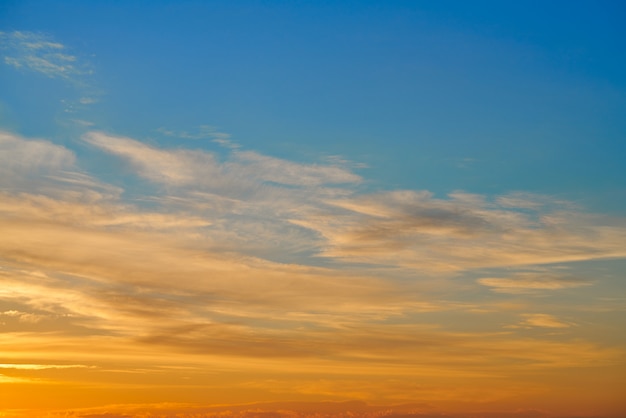 Orange Wolken des Sonnenunterganghimmels über Blau