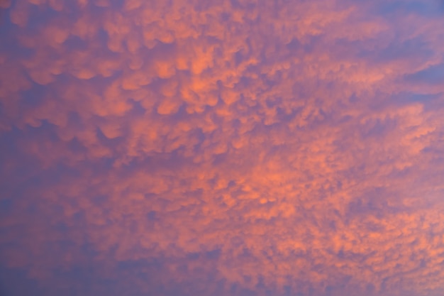 Orange Wolken vor Sonnenuntergang Hintergrund