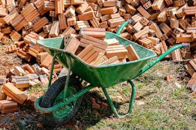 Orange Ziegelsteine sind auf der Schubkarre, Baumaterialien