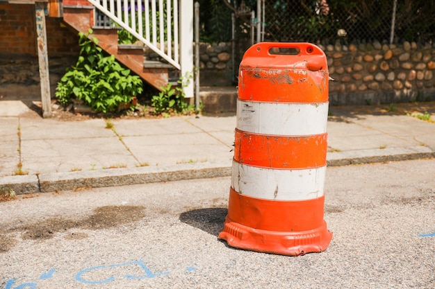 Orangefarbene Baukegel stellen Bauzonen, Straßenarbeiten und temporäre Barrieren dar