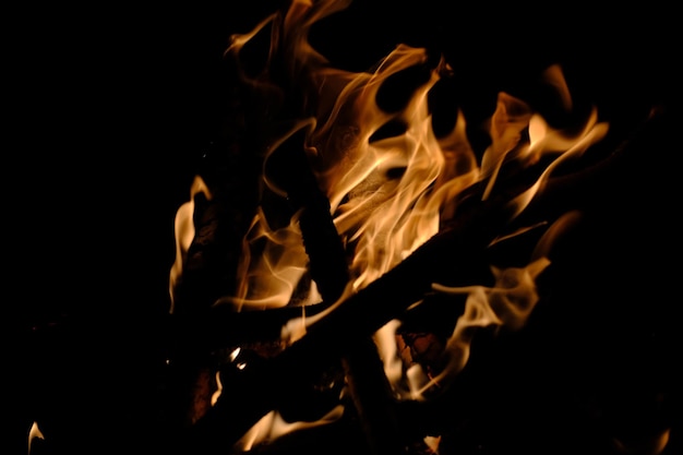 Orangefarbene flammen in der nähe des lagerfeuers