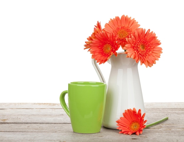 Orangefarbene Gerbera-Blumen im Krug