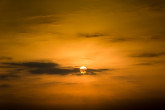 Orangefarbene heiße Zone der Morgensonne