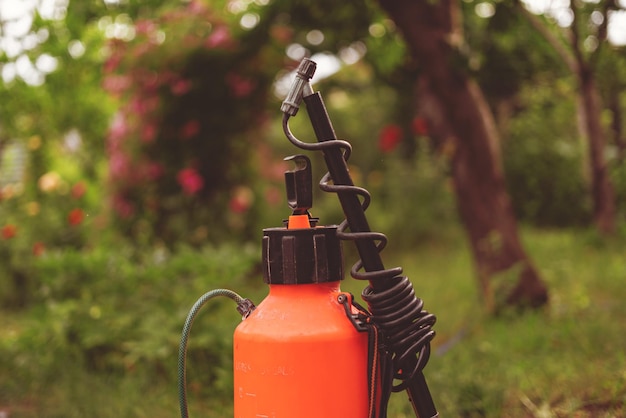 Orangefarbene Kunststoff-Sprühflasche mit Desinfektion für Gartenbäume