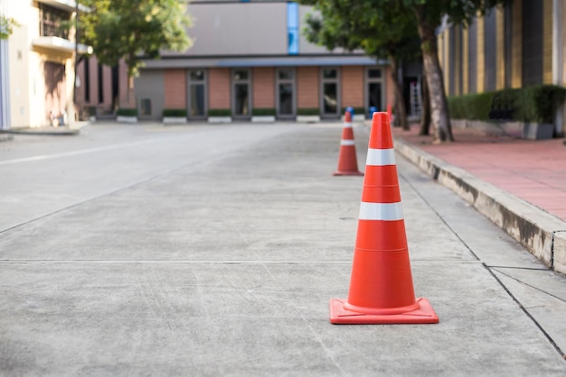 Orangefarbene Leitkegel auf Betonfahrbahnoberfläche