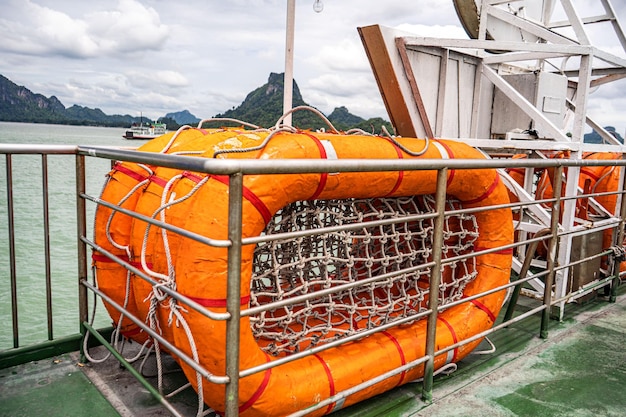 Orangefarbene Rettungsfloßmasche an der Unterseite des warmen Meeres Floß Thailands