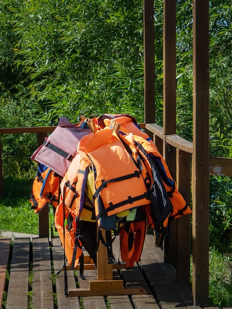 Orangefarbene Rettungswesten werden in großen Mengen für den Einsatz vorbereitet. Sicherheitsmaßnahmen.