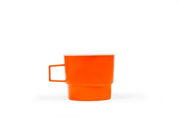 Orangefarbene Tasse auf weißem Hintergrund mit Textfreiraum