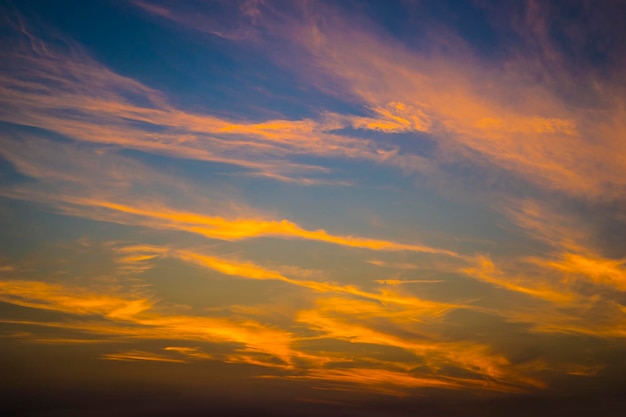 Orangefarbene Wolken am blauen Himmel