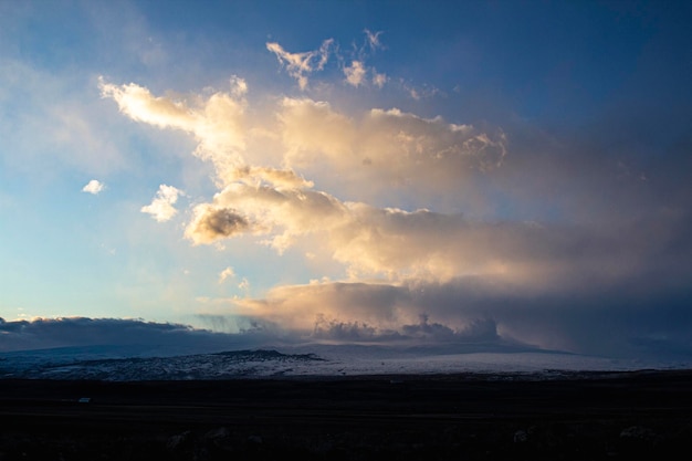 Orangefarbene Wolken über dem Berg bei Sonnenuntergang