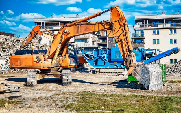 Foto orangefarbener bagger auf der baustelle in der stadt