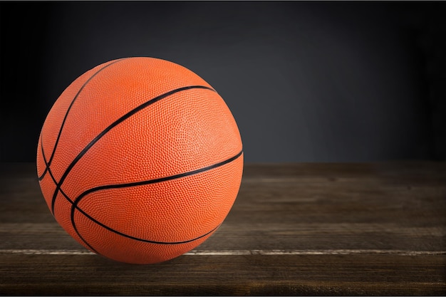 Orangefarbener Basketballball im Hintergrund