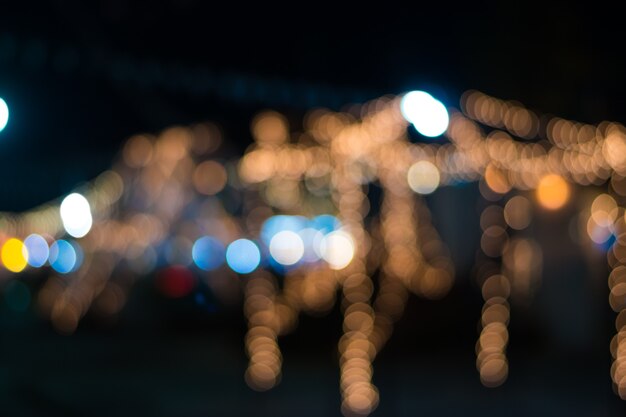 Orangefarbener Bokeh-Lichthintergrund in der Nacht