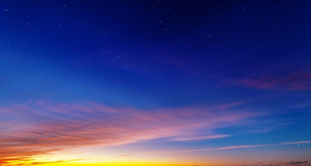 Orangefarbener Himmel nach Sonnenuntergang oder vor Sonnenaufgang