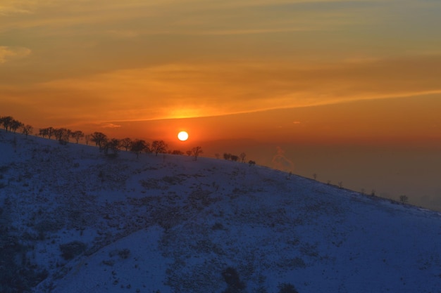 orangefarbener Sonnenuntergang auf dem Berg im Winter Almaty Kasachstan