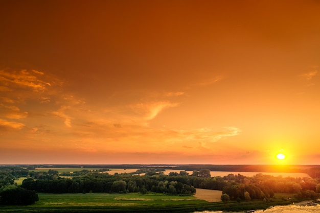 Orangefarbener Sonnenuntergang auf dem Land