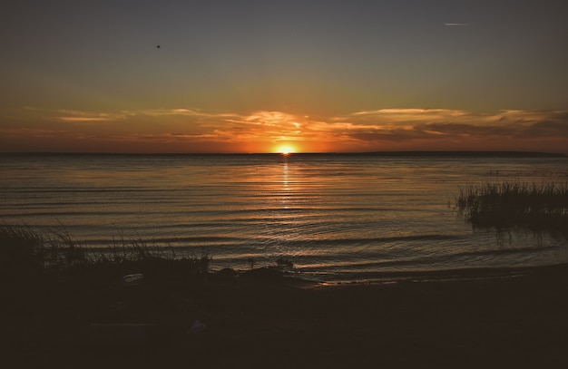 Orangefarbener Sonnenuntergang über der Wolga